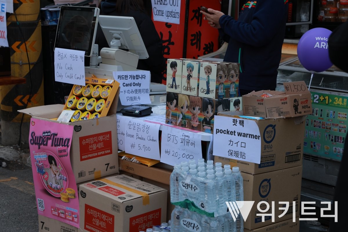 21일 광화문 광장 인근 가게에서 방탄소년단 팬덤을 위한 다양한 상품들을 판매하고 있는 모습. / 위키트리