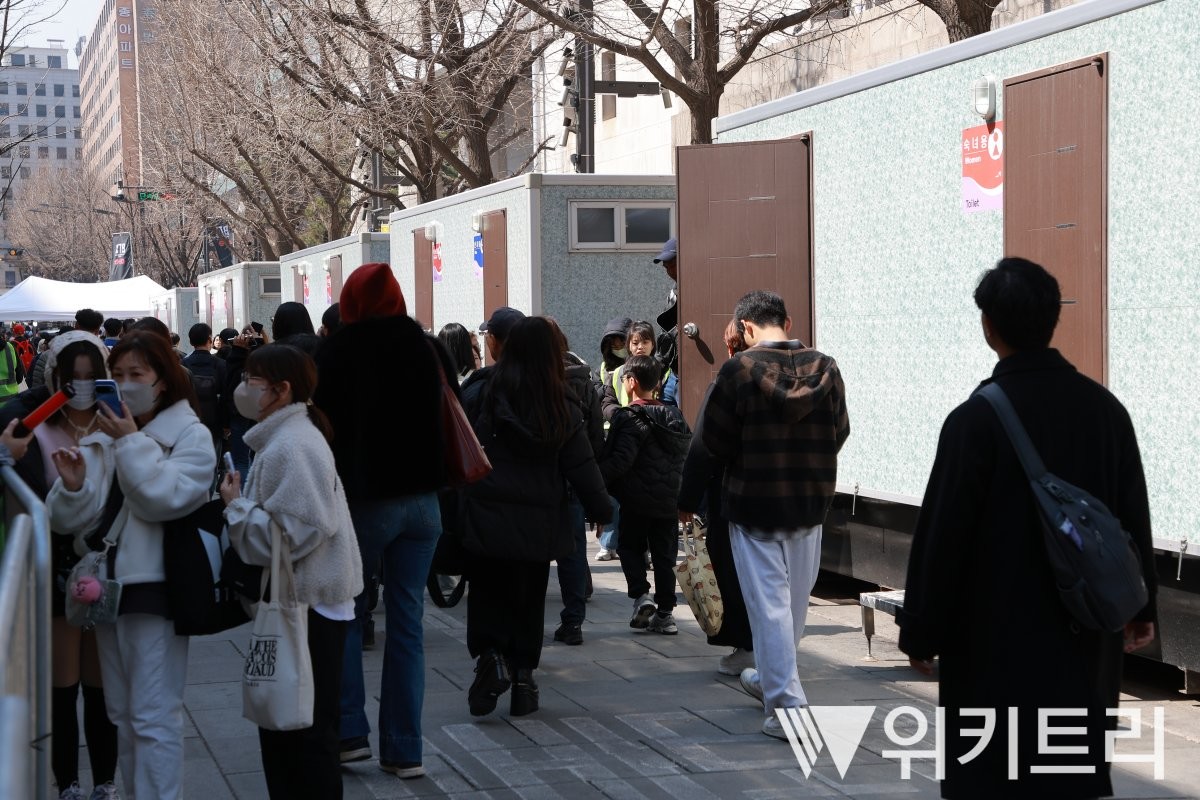 21일 광화문 광장 인근 화장실에 사람들이 붐비고 있다. / 위키트리