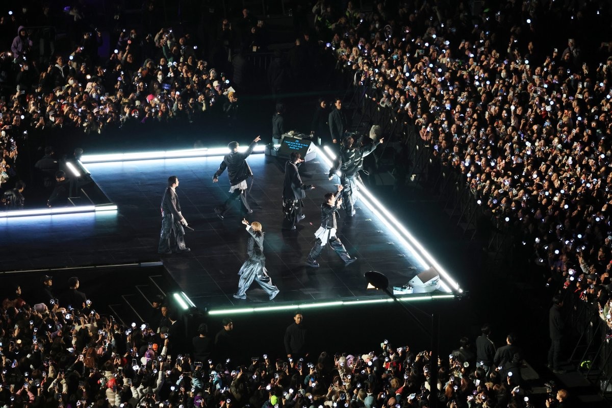 21일 방탄소년단(BTS, RM, 진, 슈가, 제이홉, 지민, 뷔, 정국)이 21일 오후 광화문 광장에서 열린 'BTS 컴백 라이브: 아리랑'에서 화려한 무대를 선보이고 있는 모습. / 뉴스1-임세영 기자