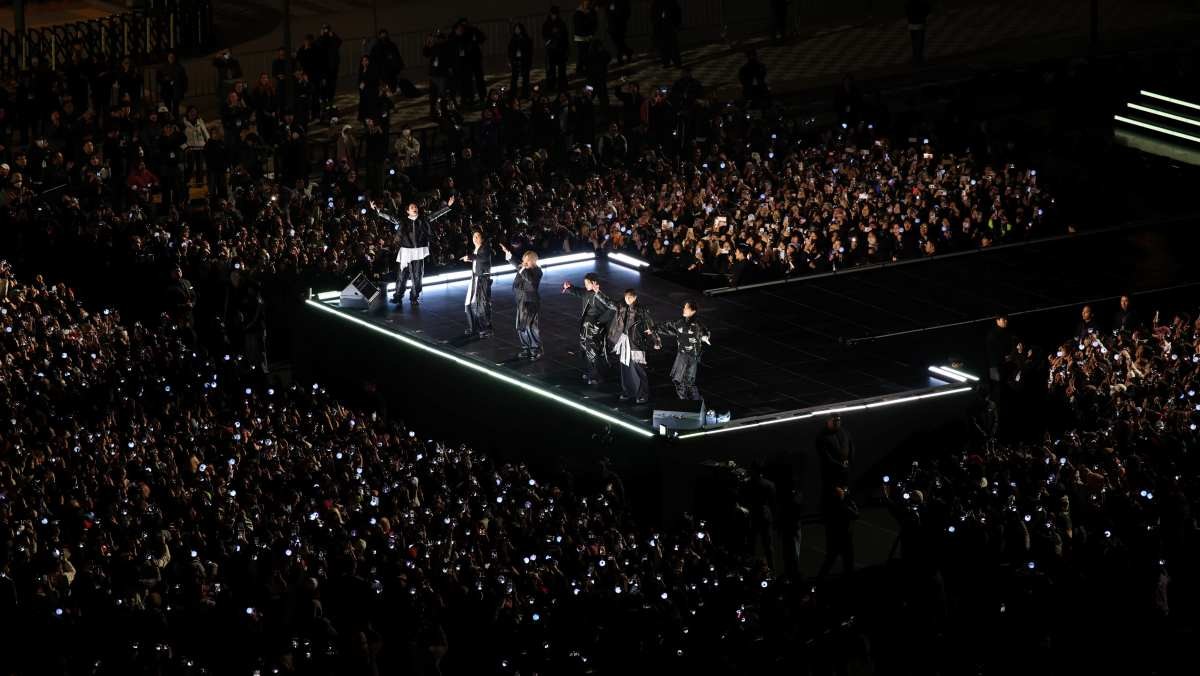 방탄소년단(BTS)이 21일 오후 서울 광화문 광장에서 정규 5집 '아리랑(ARIRANG)' 앨범 발매를 기념해 열린 컴백 무대에 등장하고 있다. / 뉴스1