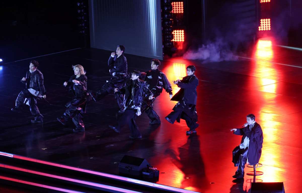 방탄소년단(BTS)이 21일 오후 서울 광화문 광장에서 정규 5집 '아리랑(ARIRANG)' 앨범 발매를 기념해 컴백 무대에 오른 가운데 공연 리허설 도중 발목 부상을 입은 멤버 RM이 의자에 앉아 공연을 선보이고 있다. / 뉴스1