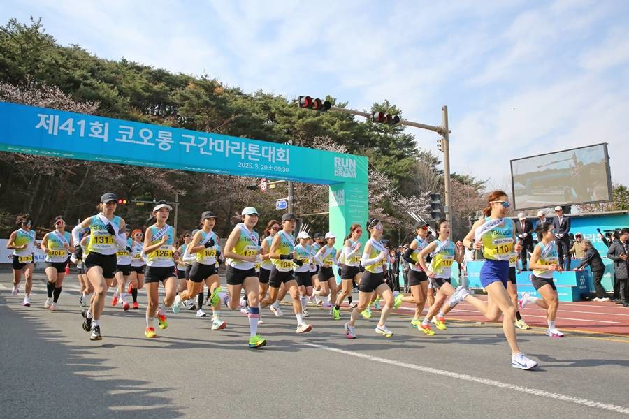 지난해 경주에서 열린 코오롱 구간마라톤대회에서 참가 선수들이 출발선을 통과하며 힘차게 달리고 있다./경주시