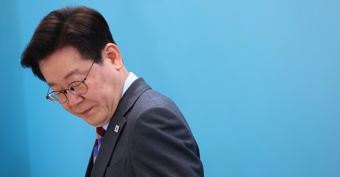 이재명 대통령이 20일 청와대에서 열린 중소기업인과의 대화에 입장하고 있다. / 뉴스1'