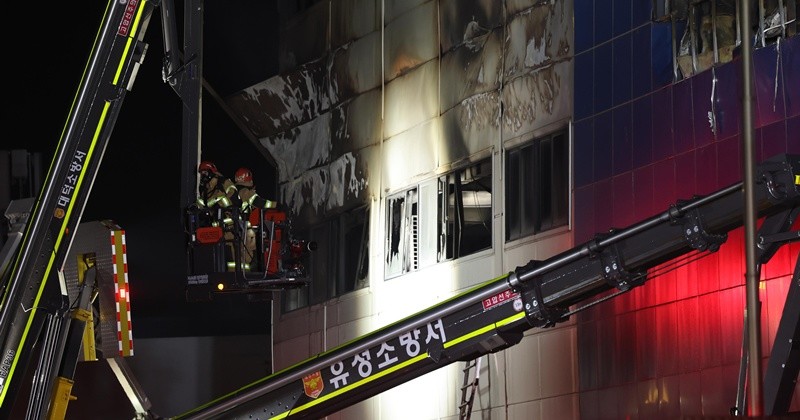 20일 오후 1시17분께 대전 대덕구 문평동의 한 자동차 부품공장에서 발생한 대형 화재로 14이 연락두절 된 상황이 발생되자 소방대원들이 내부 수색을 진행하기 위해 건물로 진입하고 있다.  / 뉴스1