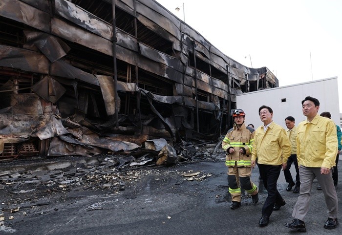 이재명 대통령이 21일 대형 화재로 인명피해가 발생한 대전 대덕구 자동차 부품 제조 공장을 찾아 피해 상황을 살펴보고 있다. / 뉴스1