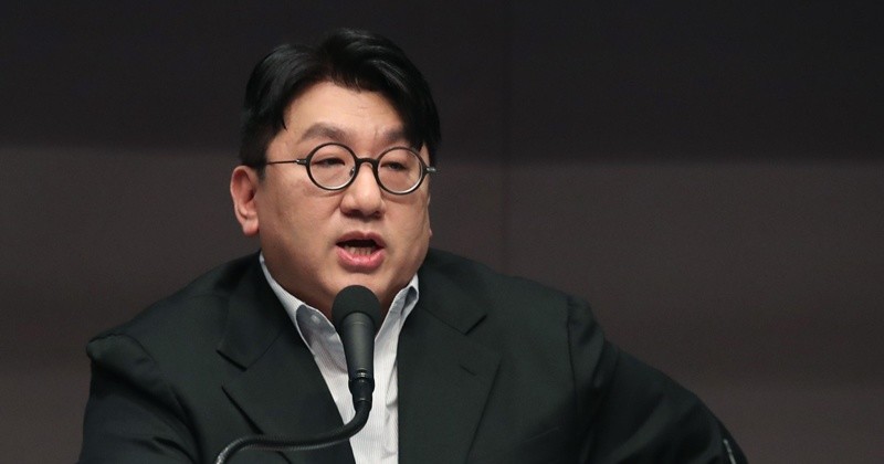 방시혁 하이브 의장이 2023년 3월 15일 서울 중구 프레스센터에서 열린 관훈클럽 초청 관훈포럼에서 K팝과 관련 질문을 받고 있다. / 뉴스1