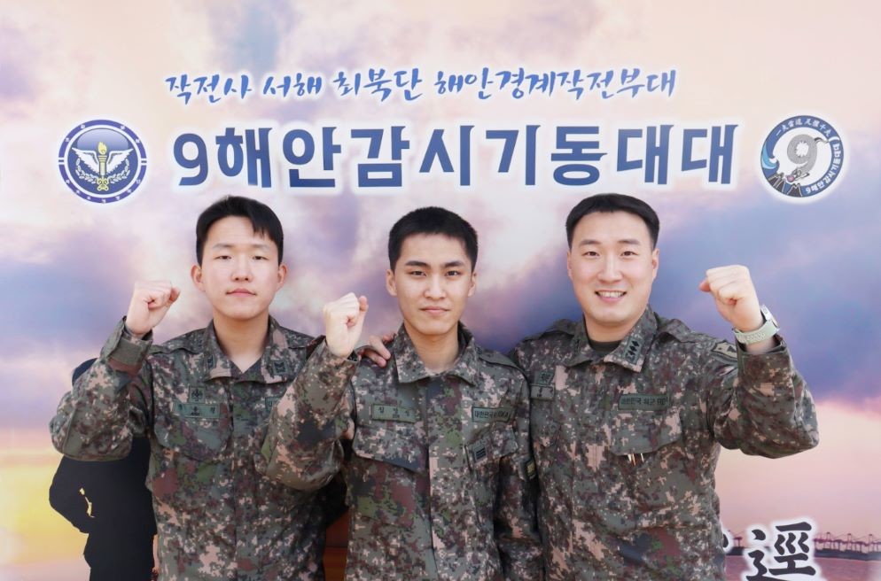 (좌측부터) 중사 한종원, 상병 심영성, 우측 대위 오종석 / 육군 제32보병사단