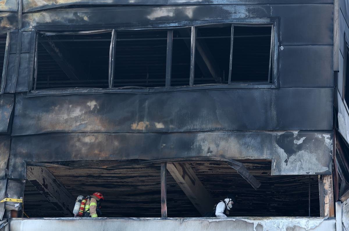 지난 21일 대형 화재로 인명피해가 발생한 대전 대덕구 자동차 부품 제조 공장에서 경찰과 소방당국이 합동감식을 진행하고 있다 / 뉴스1