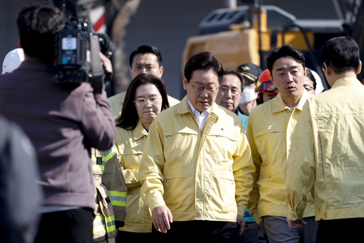 이재명 대통령이 지난 21일 대형 화재로 인명피해가 발생한 대전 대덕구 자동차 부품 제조 공장을 찾아 피해 상황을 살펴보고 있다 / 뉴스1