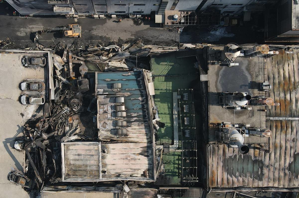 지난 21일 대형 화재로 인명피해가 발생한 대전 대덕구 자동차 부품 제조 공장이 처참한 모습을 보이고 있다 / 뉴스1