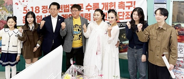 김영록 예비후보는 지난 21일 광주영상복합문화관에서 열린 박기복 감독의 5·18 영화 <밥> 특별 시사회에 참석해 박기복 영화 감독 등 관계자들과 기념촬영을 하고 있다.