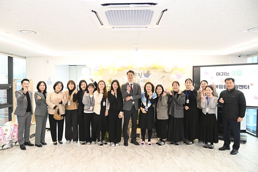 최재훈 대구 달성군수(가운데)와 계명문화대 유아교육과 교수, 달성군육아종합지원센터 관계자들이 기념촬영을 하고 있다. / 계명문화대 제공