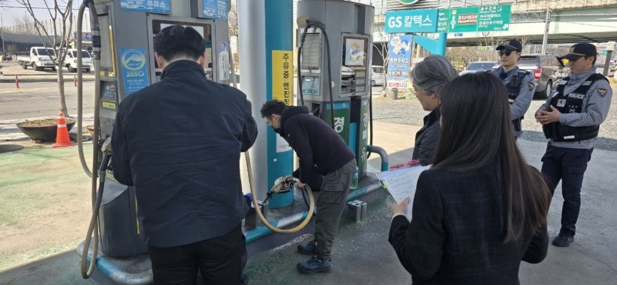 대구 동구를 포함한 관계기관 점검반이 지역 내 주유소를 찾아 합동점검을 실시하고 있다. / 대구 동구 제고ㅇ