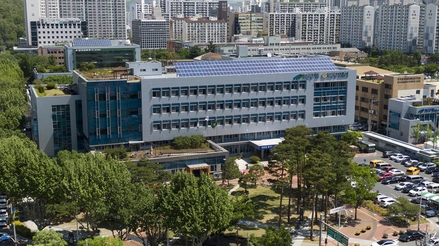 대구 북구는 올해 의료·요양 통합돌봄 사업 본격 시행에 앞서 동행정복지센터 23개소에 ‘통합돌봄 지원창구’를 설치했다. 사진은 대구 북구청 전경    / 대구 북구 제공