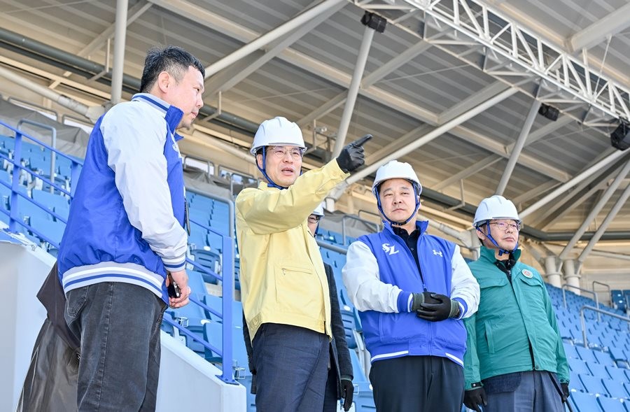 지난 20일 대구 삼성라이온즈파크를 찾은 김정기 대구시장 권한대행(왼쪽부터 2번쨰) 시 관계자들과 현장 점검에 나서고 있다. / 대구시 제공