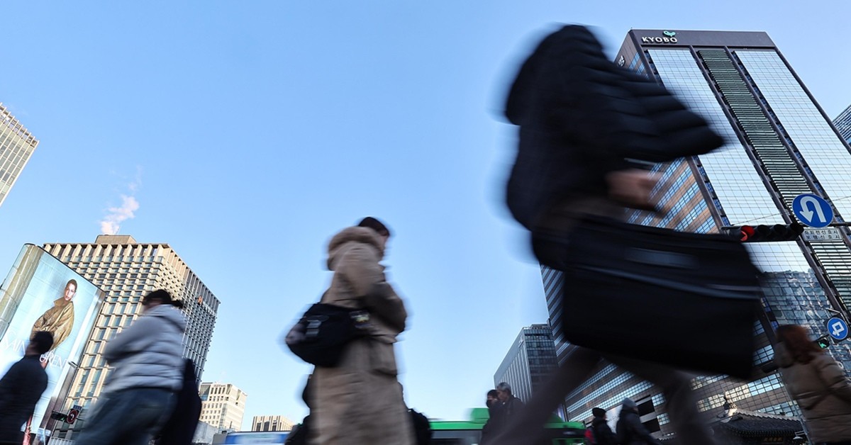 서울 종로구 광화문네거리에서 발걸음을 옮기고 있는 시민들 / 뉴스1