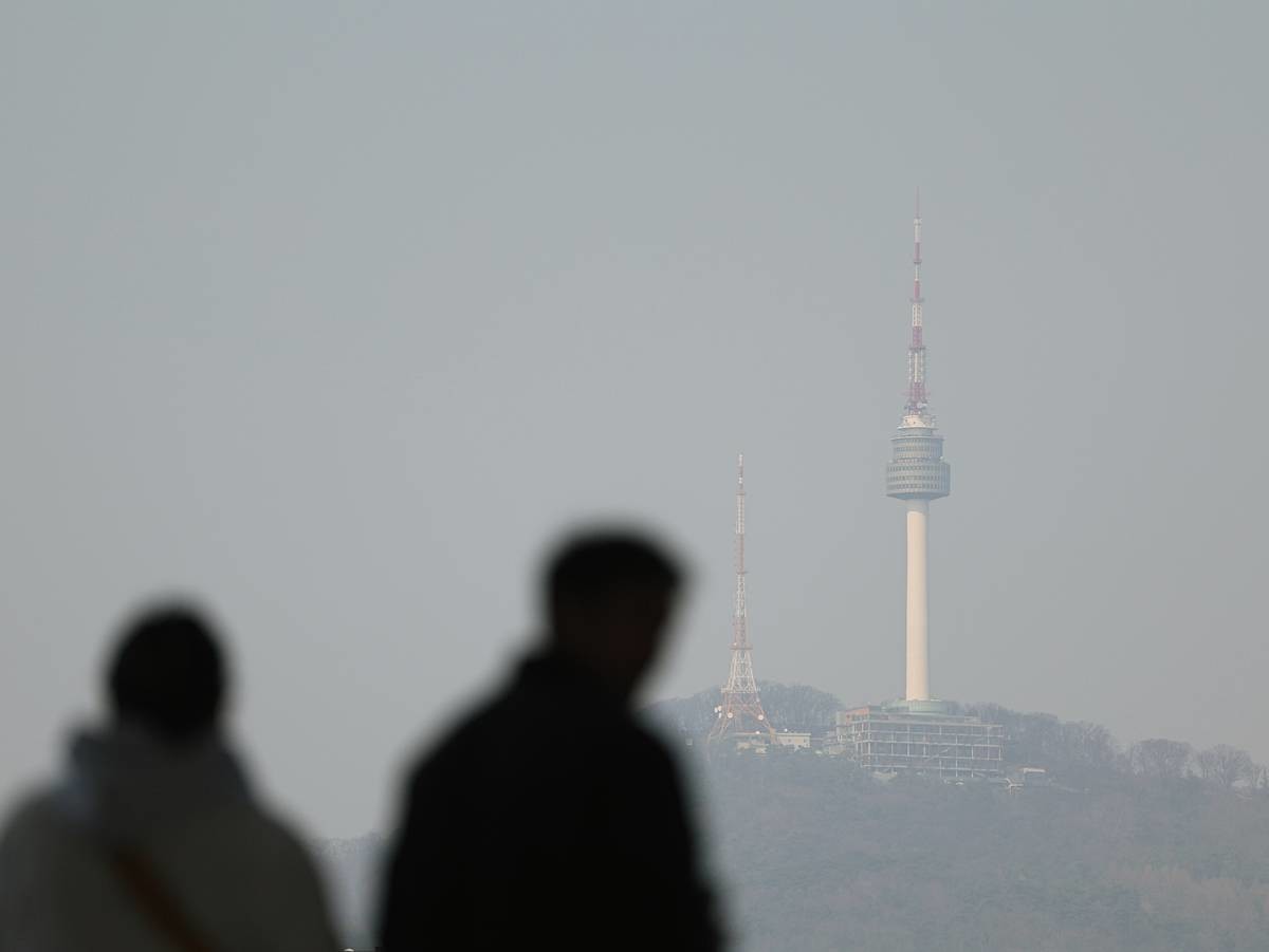 미세먼지로 뿌옇게 보이는 하늘 / 뉴스1