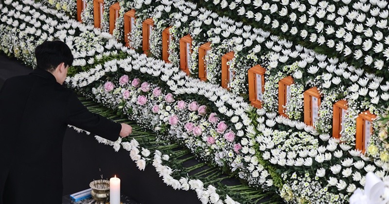 22일 대전시청에 마련된 대전 안전공업 화재 희생자 합동분향소에서 시민들이 조문을 하고 있다. / 뉴스1