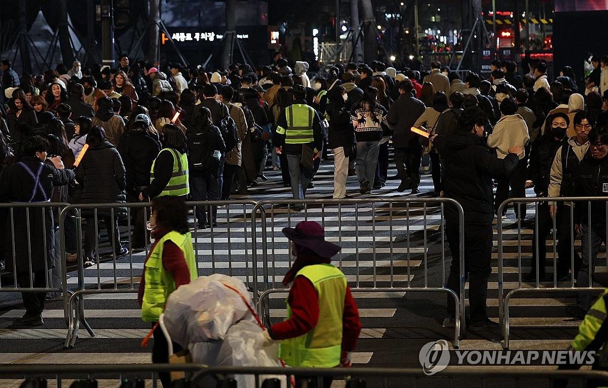 그룹 방탄소년단(BTS)이 정규 5집 '아리랑'(ARIRANG) 발매를 기념해 무료 공연 'BTS 컴백 라이브: 아리랑'(BTS THE COMEBACK LIVE|ARIRANG)을 연 지난 21일 서울 광화문 광장에서 '아미'(BTS 팬덤)들이 공연을 관람한 뒤 이동하고 있다 / 연합뉴스