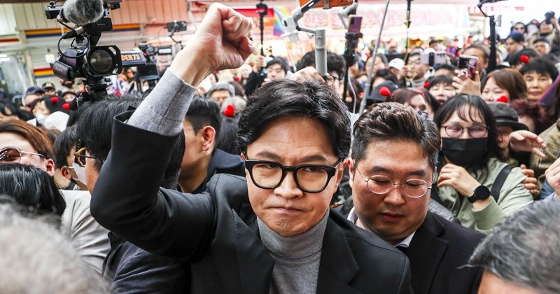 한동훈 전 국민의힘 대표가 22일 서울 동대문구 경동시장을 찾아 지지자 및 시장 상인들과 인사를 나누고 있다. / 뉴스1