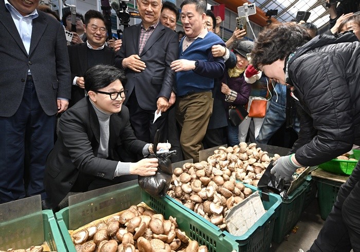 한동훈 전 국민의힘 대표가 22일 서울 동대문구 경동시장을 찾아 지지자 및 시장 상인들과 인사를 나누고 있다. / 뉴스1