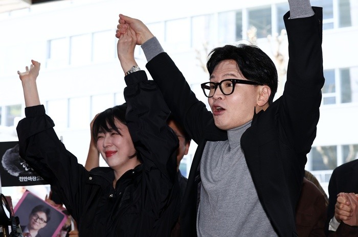 한동훈 전 국민의힘 대표가 22일 오후 서울 동대문구 경동시장을 방문해 배현진 국민의힘 의원과 함께 지지자들에게 인사하고 있다. / 뉴스1