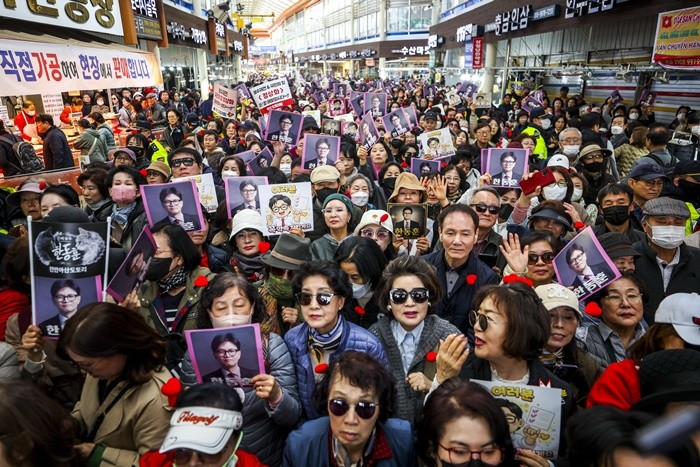 경동시장에 몰려든 한동훈 전 국민의힘 대표 지지자들과 시민들 / 뉴스1