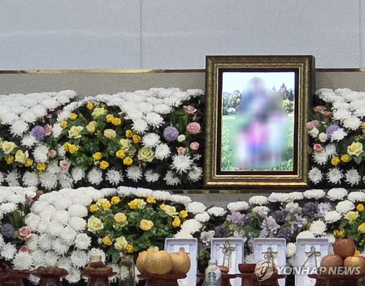 지난 18일 울산 울주군의 한 빌라에서 숨진 채 발견된 네 남매(7세·5세·3세 여아, 5개월 남아)와 30대 아빠의 발인식이 22일 엄수됐다. 사진은 빈소에 영정이 놓여 있는 모습 / 연합뉴스