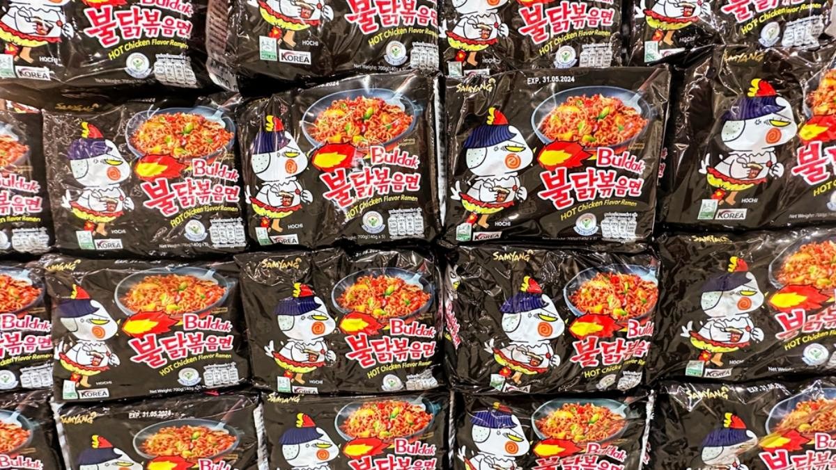 불닭볶음면 라면 / Jirapan switch-shutterstock.com
