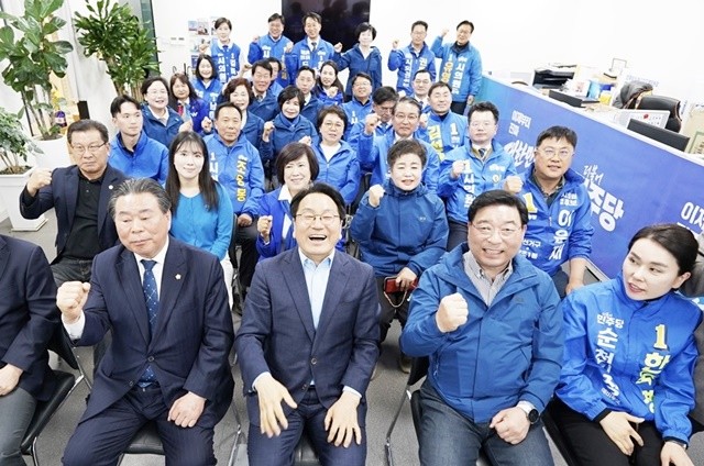 강기정 민주당 전남광주특별시장 예비후보가 22일 순천 지역위원회를 방문해 당원들과 기념사진을 찍고 있다.