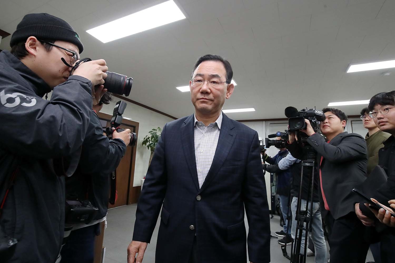 주호영 국민의힘 의원이 22일 오전 대구 수성구 국민의힘 대구시당에서 장동혁 대표 주재로 열린 비공개 회의를 마친 뒤 회의실을 나서고 있다. / 뉴스1