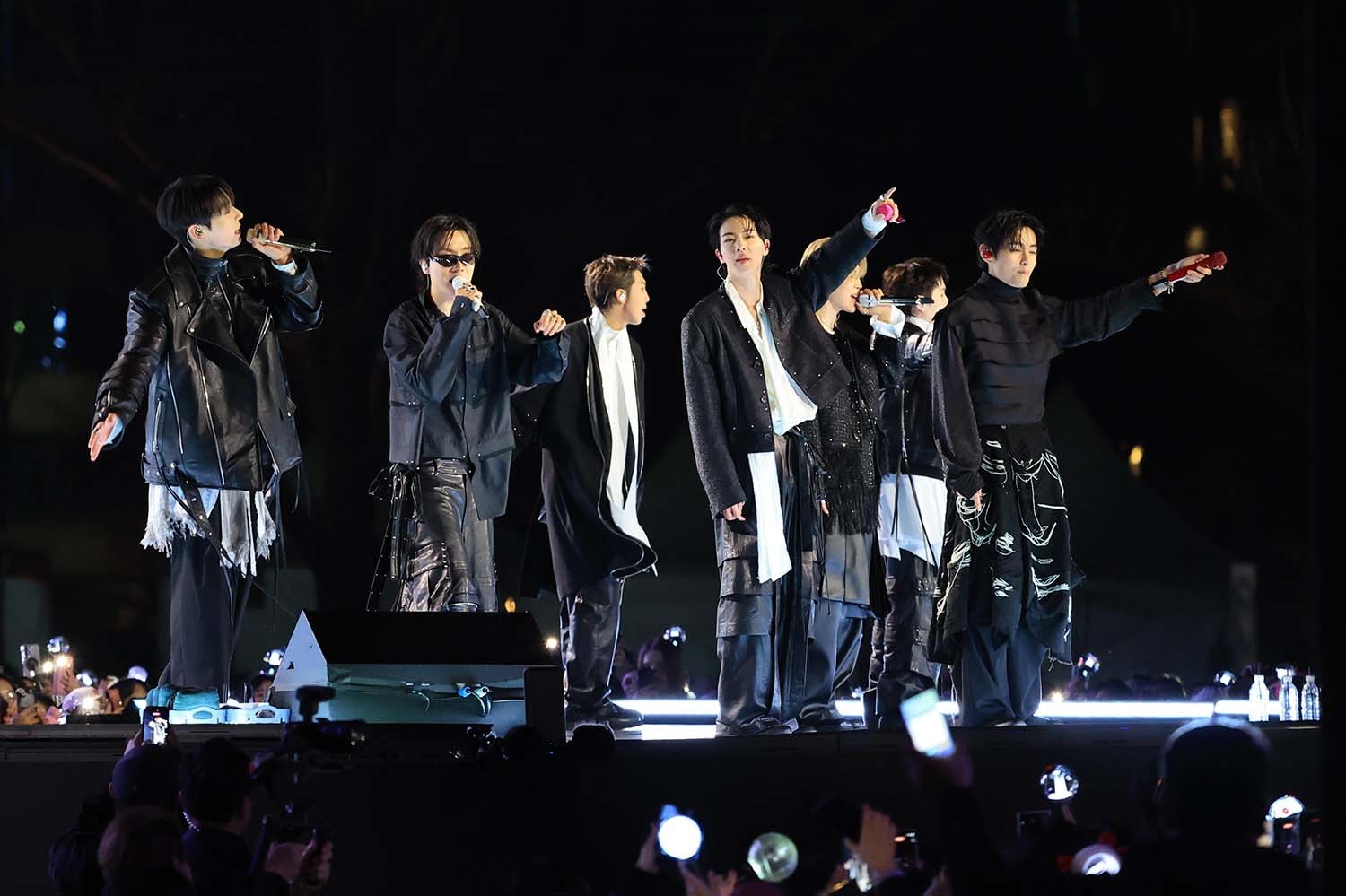 방탄소년단(BTS, RM, 진, 슈가, 제이홉, 지민, 뷔, 정국)이 21일 오후 서울 종로구 광화문광장에서 열린 'BTS 컴백 라이브: 아리랑'에서 화려한 무대를 선보이고 있다. / 뉴스1