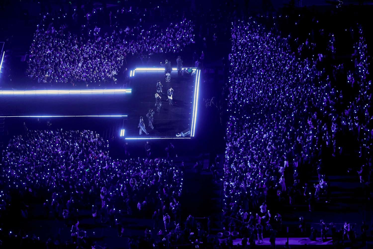 방탄소년단(BTS, RM, 진, 슈가, 제이홉, 지민, 뷔, 정국)이 21일 오후 서울 종로구 광화문광장에서 열린 'BTS 컴백 라이브: 아리랑'에서 화려한 무대를 선보이고 있다. / 뉴스1