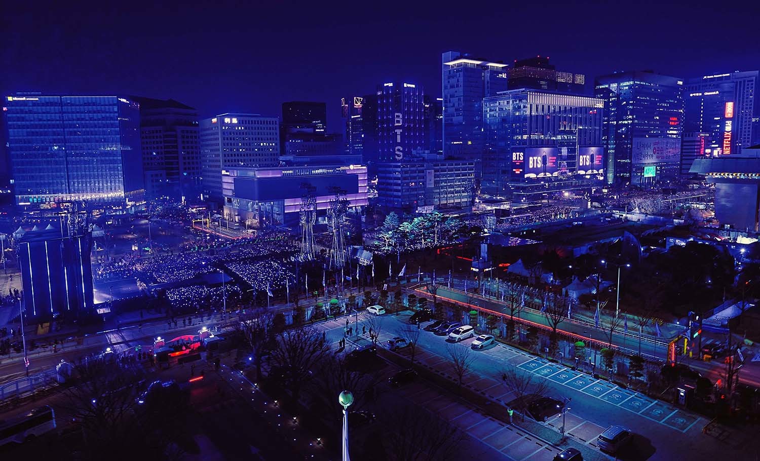 방탄소년단(BTS, RM, 진, 슈가, 제이홉, 지민, 뷔, 정국)이 21일 오후 서울 종로구 광화문광장에서 열린 'BTS 컴백 라이브: 아리랑'에서 화려한 무대를 선보이고 있다. / 뉴스1