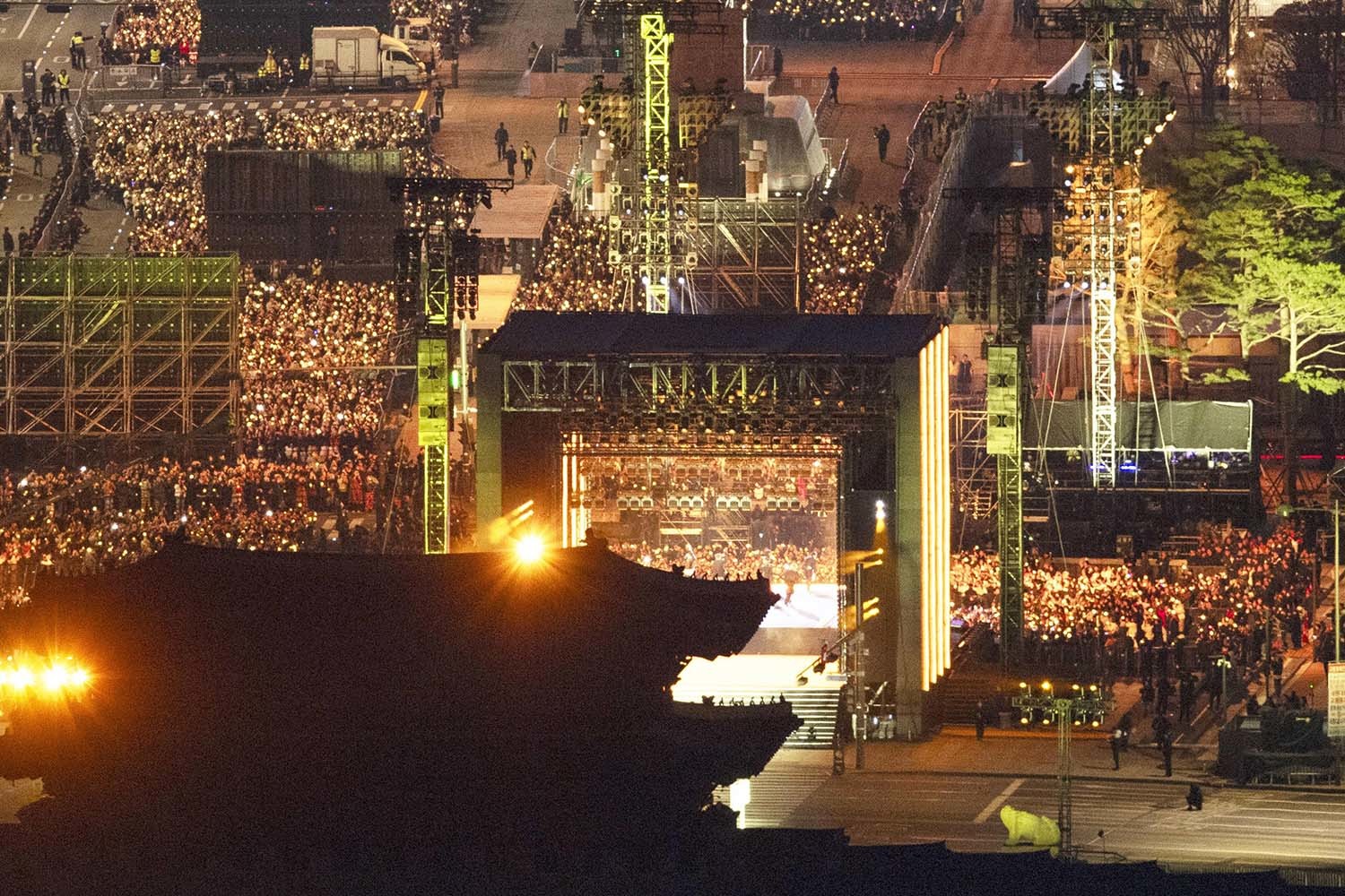 3년 9개월 만에 완전체로 복귀하는 방탄소년단(BTS)의 'BTS 컴백 라이브: ARIRANG' 공연이 21일 서울 광화문광장 일대에서 펼쳐지고 있다. / 뉴스1