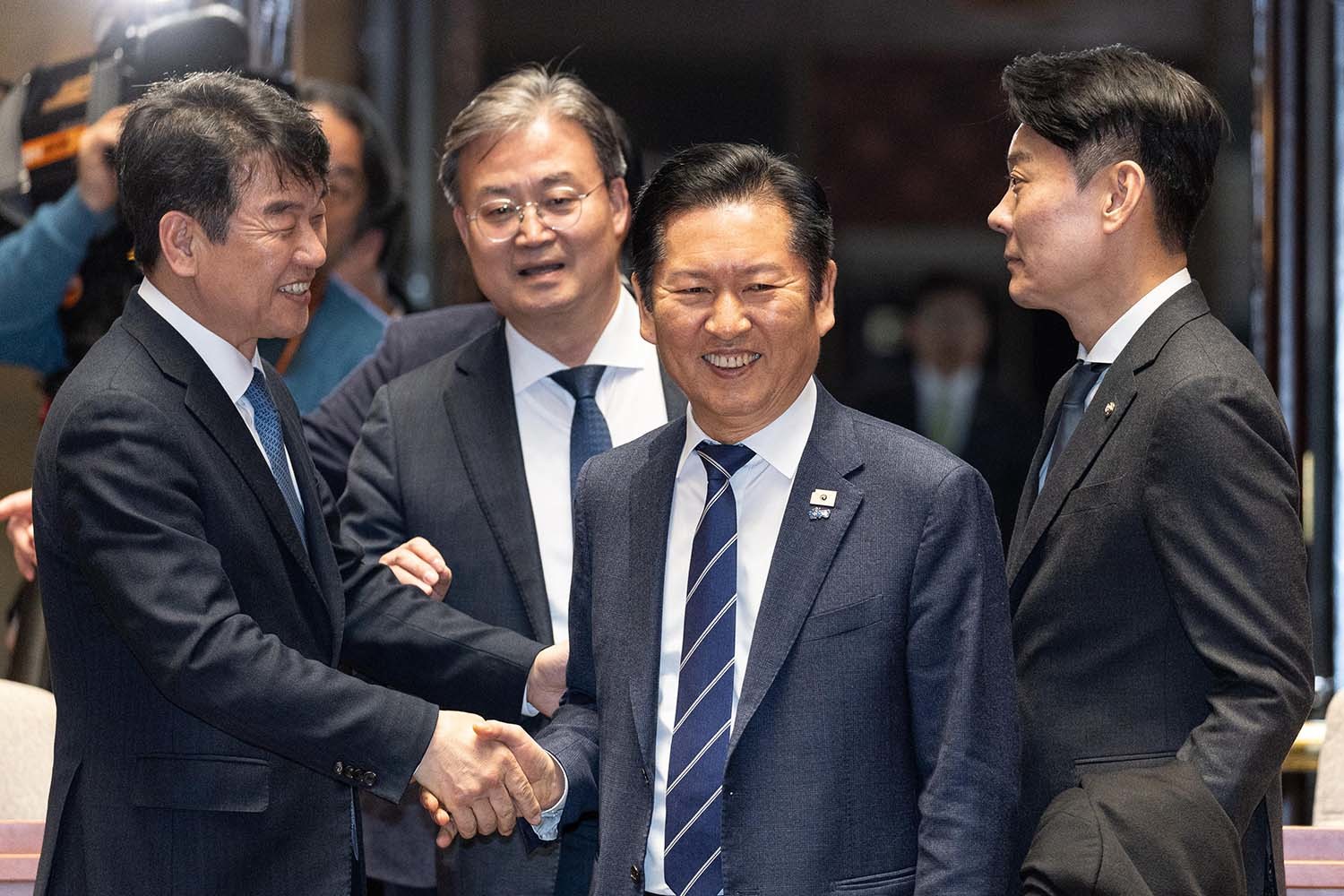 정청래 더불어민주당 대표가 22일 서울 여의도 국회에서 열린 의원총회에서 참석하며 미소 짓고 있다. / 뉴스1