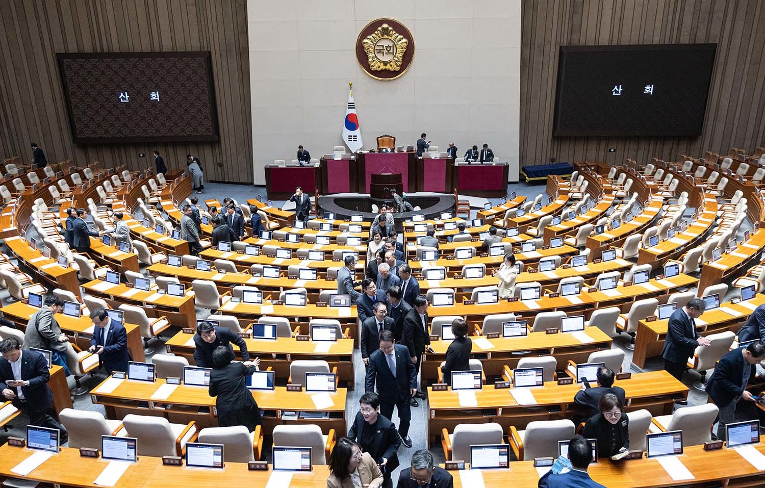 22일 서울 여의도 국회에서 열린 제433회 국회(임시회) 제2차 본회의에서 윤석열 정권 정치검찰 조작기소 의혹 사건 진상규명 국정조사계획서 승인의 건이 통과되고 산회가 선포되자 의원들이 회의장을 떠나고 있다. / 뉴스1