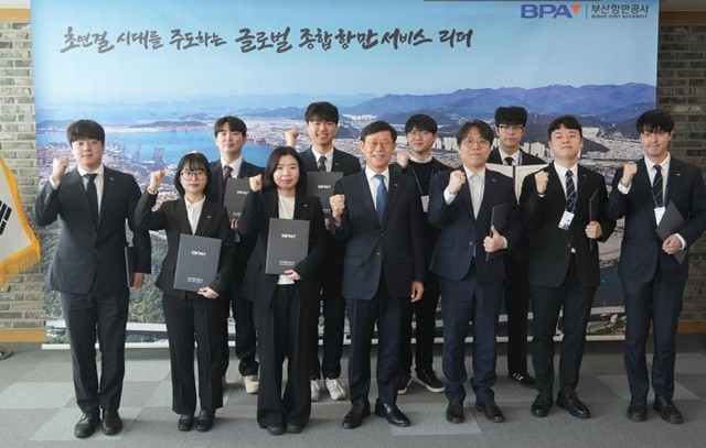 부산항만공사(BPA)는 지난 20일 부산항만공사 사옥에서 신입직원 10명과 함께 청렴·윤리 실천 서약식을 열고 공정하고 투명한 업무수행 의지를 다졌다고 밝혔다. / 사진제공=부산항만공사