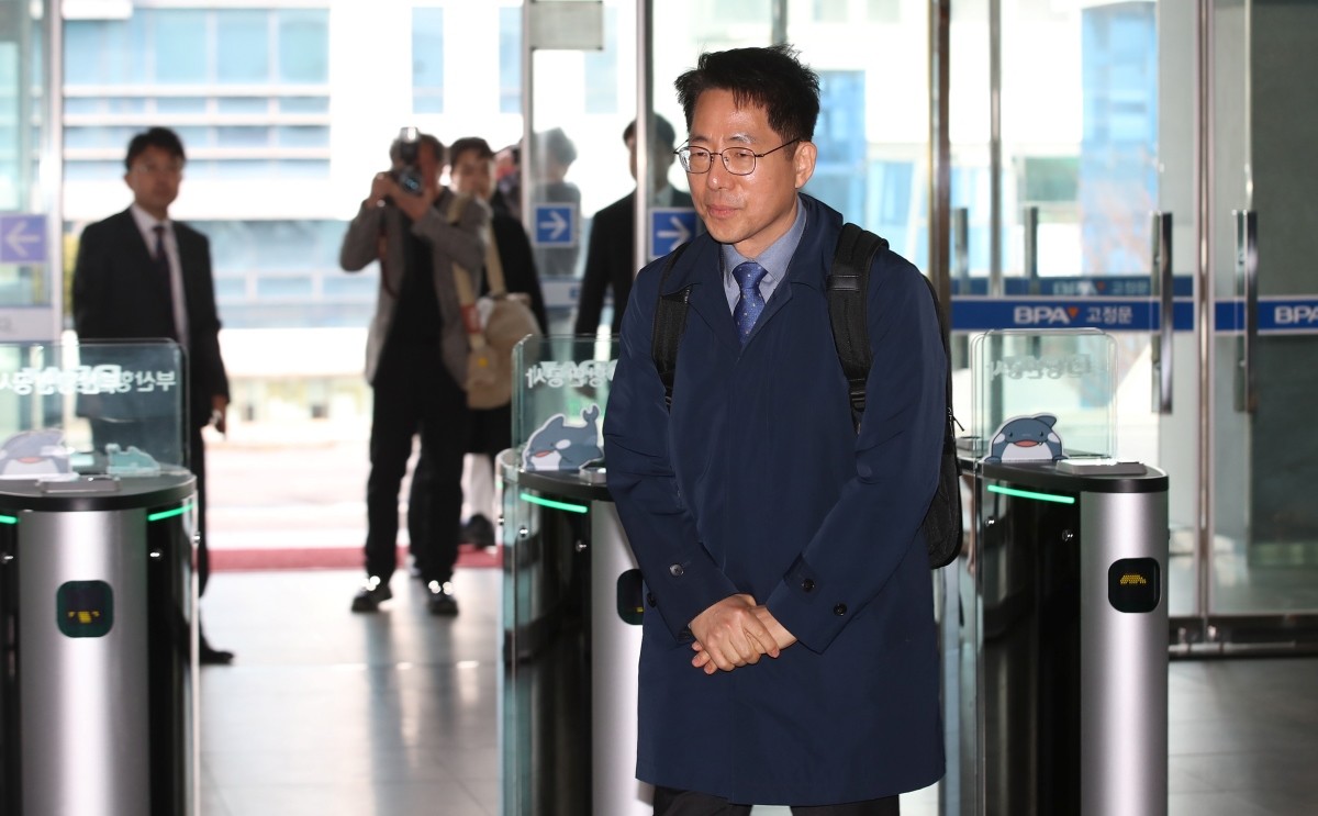 황종우 해양수산부 장관 후보자가 지난 3일 오전 부산 중구 부산항만공사에 마련된 인사청문회 준비 사무실로 첫 출근하고 있다.