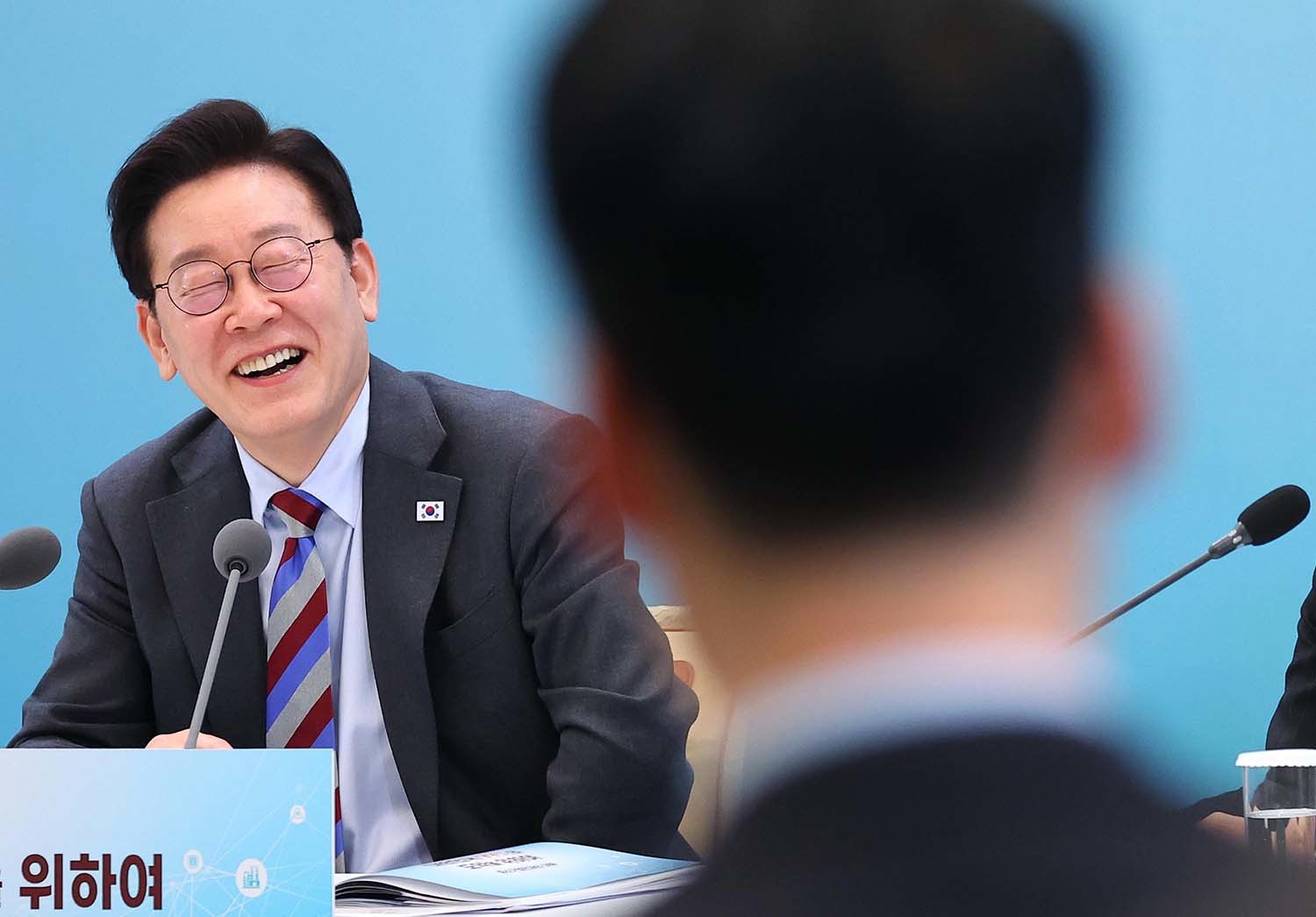 이재명 대통령이 20일 청와대에서 열린 중소기업인과의 대화에서 참석자의 발언에 웃음을 터트리고 있다. / 뉴스1