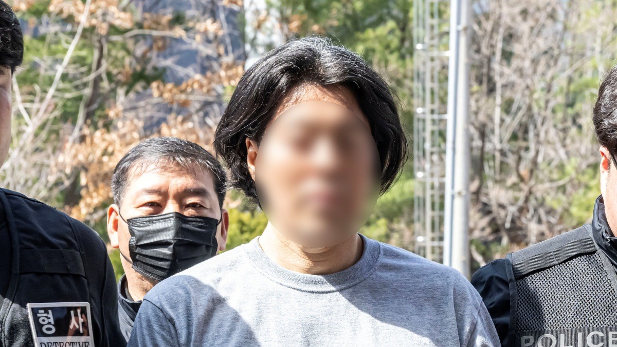 항공사 동료 기장을 흉기로 살해한 혐의를 받는 50대 전직 부기장 A 씨가 지난 20일 오후 부산 연제구 부산지방법원에서 열린 구속 전 피의자 심문(영장실질심사)에 출석하고 있다. / 뉴스1