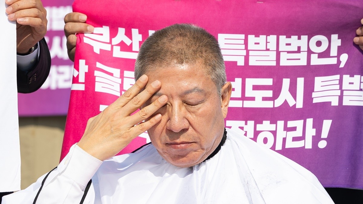 부산특별법 제정 촉구하며 삭발하는 박형준 부산시장 / 뉴스1