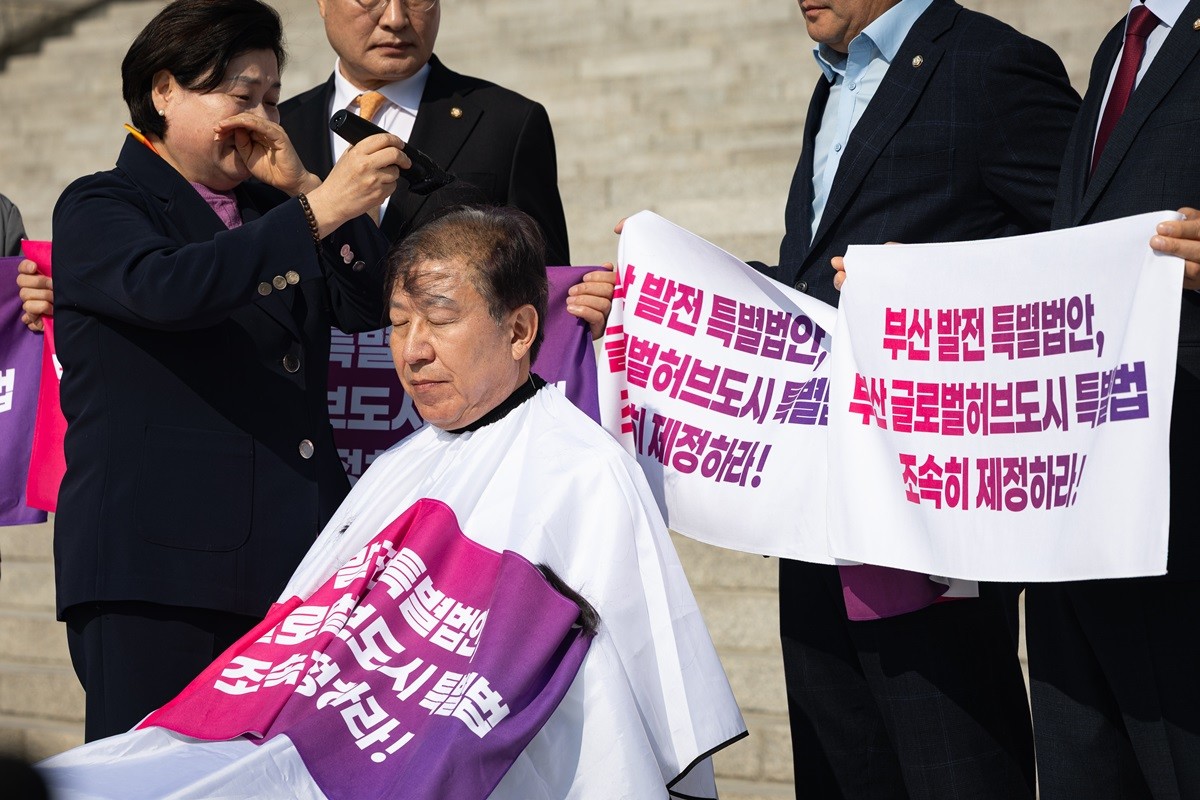 삭발하는 박형준 부산시장 / 뉴스1