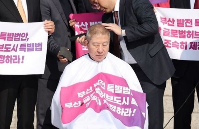 박형준 부산시장이 ‘부산 글로벌허브도시 특별법’의 조속한 처리를 촉구하며 국회 앞에서 삭발을 단행했다. / 사진제공=부산시