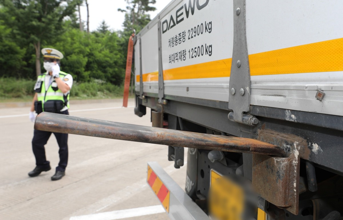 화물차 적재함 지지대(판스프링). 기사의 이해를 돕기 위한 사진 / 뉴스1