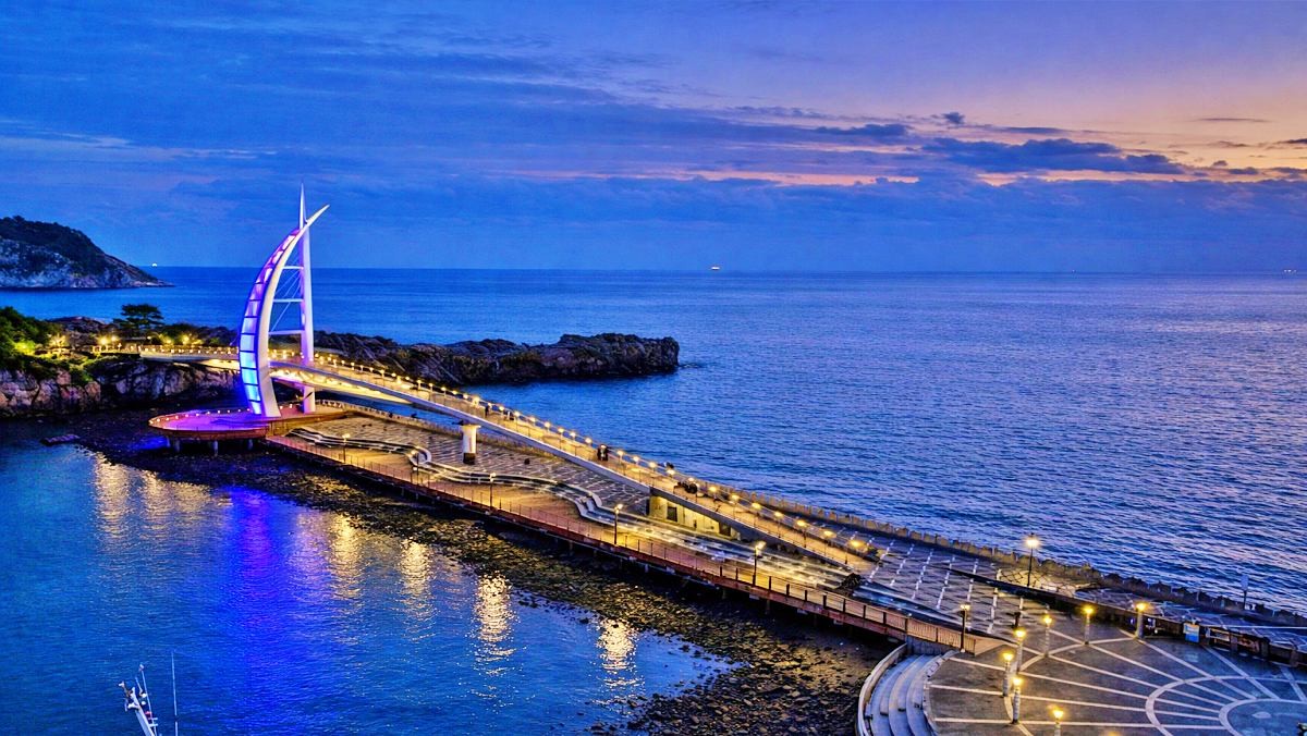 새연교 야경. 기사 이해를 돕기 위해 AI로 제작한 자료 이미지로, 실제 모습과 다소 차이가 있을 수 있습니다.