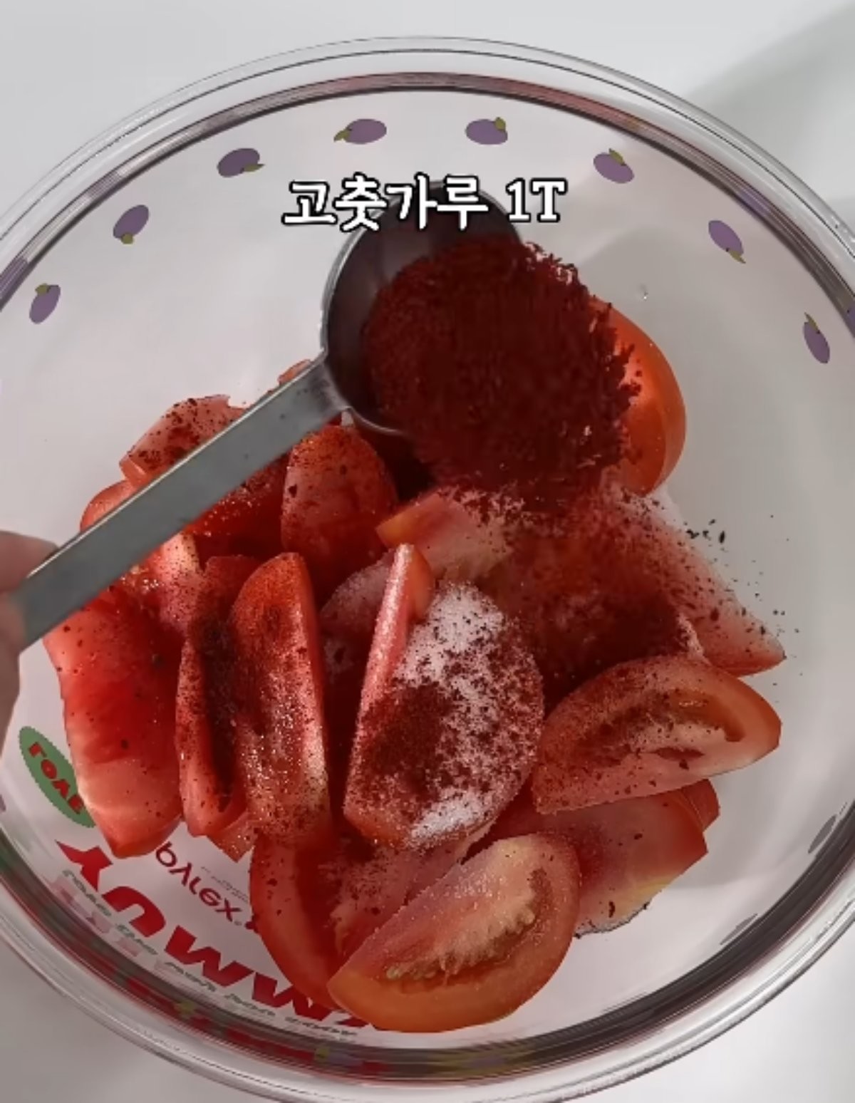 토마토에 고춧가루를 뿌리는 모습 / 유튜브 '냠냠부부레시피'