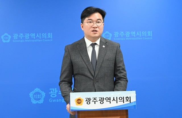 정준호 의원은 23일 광주시의회 기자실에서 기자회견을 열고 '최근 정부가 이끌어낸 'UN 6개 기구 AI 허브 구축 합의'는 대한민국이 AI 패권 국가로 도약할 역사적 전환점'이라고 평가했다.  / 노해섭 기자