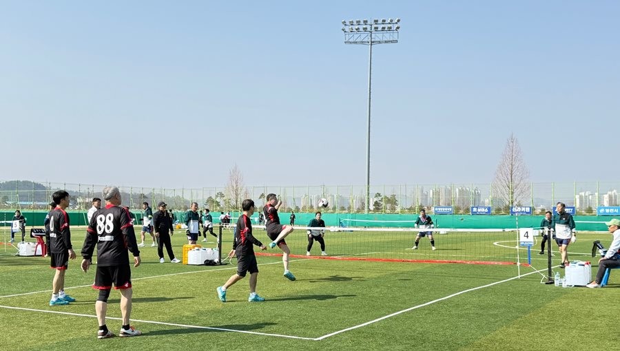 영천스타배 전국족구대회 참가 선수들이 경기를 치르고 있다. / 영천시 제공
