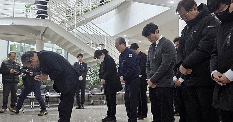 손주환 안전공업 대표(왼쪽)와 임직원들이 22일 오전 10시30분 대전시청 1층에 마련된 공장 화재 사망자 합동분향소에서 묵념하고 있다.  / 뉴스1